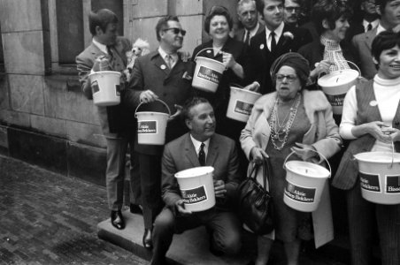 Actie Bisschop Bekkers medewerkers (collectanten) ontvan door loco-burgemeester , Bestanddeelnr 922-3983