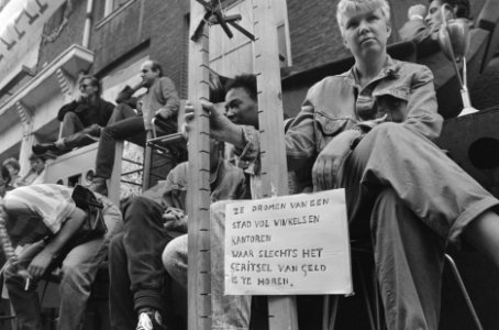 Actie bewoners Algemeen Handelsbladgebouw tegen dreigen ontruiming 22 augustus 1987, Bestanddeelnr 934-0560