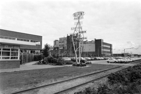 Acrylfabriek Dupont de Nemours in Dordrecht met sluiting bedreigd exterieur Dup, Bestanddeelnr 929-2899