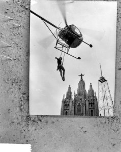 Acrobate aan helicopter, Bestanddeelnr 917-2872