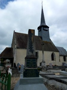 Aclou (Eure, Fr) monument aux morts devant l'église