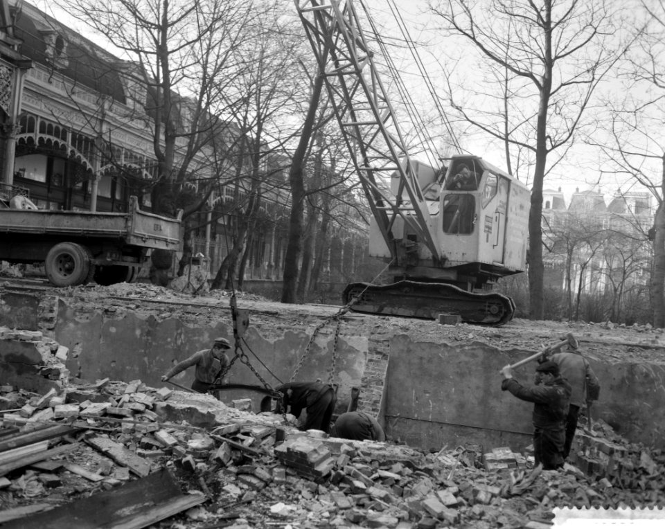 Afbraak van de galerij voor de bouw van het nieuwe kantoor van de Nederlandse Ba, Bestanddeelnr 912-0528