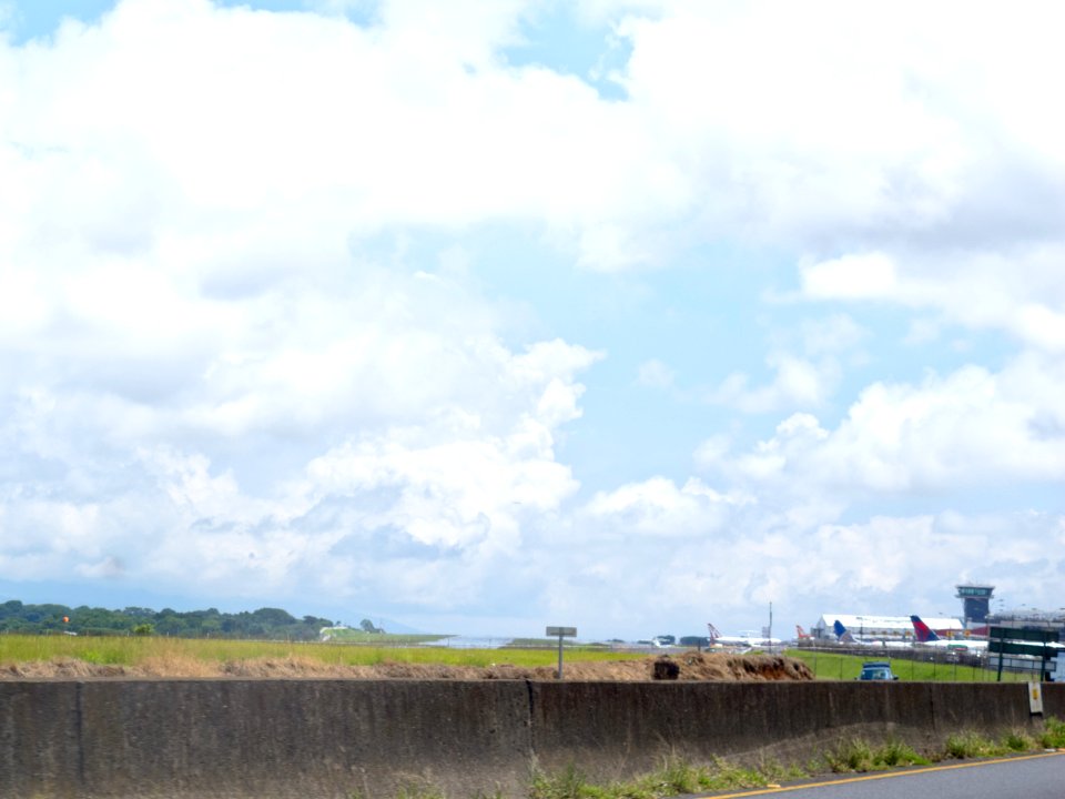 Aeropuerto Juan Santamaria desde la carretera panamericana San Jose Costa Rica