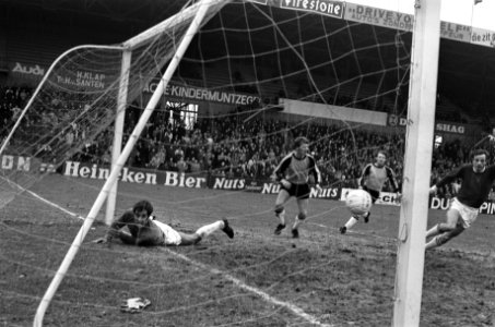 ADO tegen DOS bekervoetbal. Keeper Van Ledden (DOS) heeft bal doorgelaten, Bestanddeelnr 923-3090