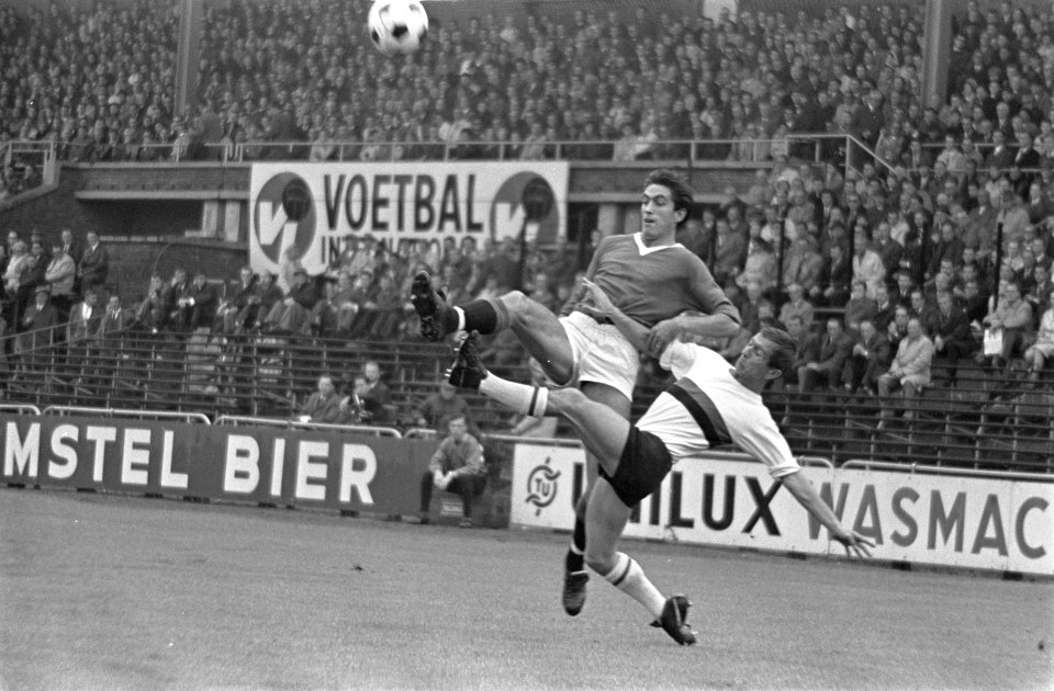 ADO speler Maassen in duel met Frits Flinkevleugel van DWS, Bestanddeelnr 919-6244