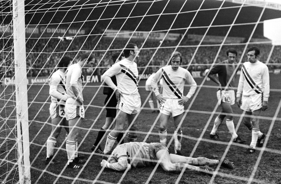 ADO tegen FC Twente 1-1 keeper Schrijvers (Twente) is gewond, Bestanddeelnr 924-1129