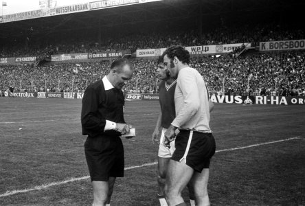 Ado tegen Ajax 1-0 nr. 5, 6 scheidsrechter Ravens schrijft Stuy op in boekje, Bestanddeelnr 923-8226