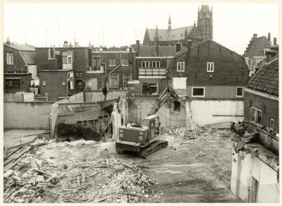 Afbraak van huizen in De Kamp in verband met de bouw van een parkeergarage. NL-HlmNHA 54003821
