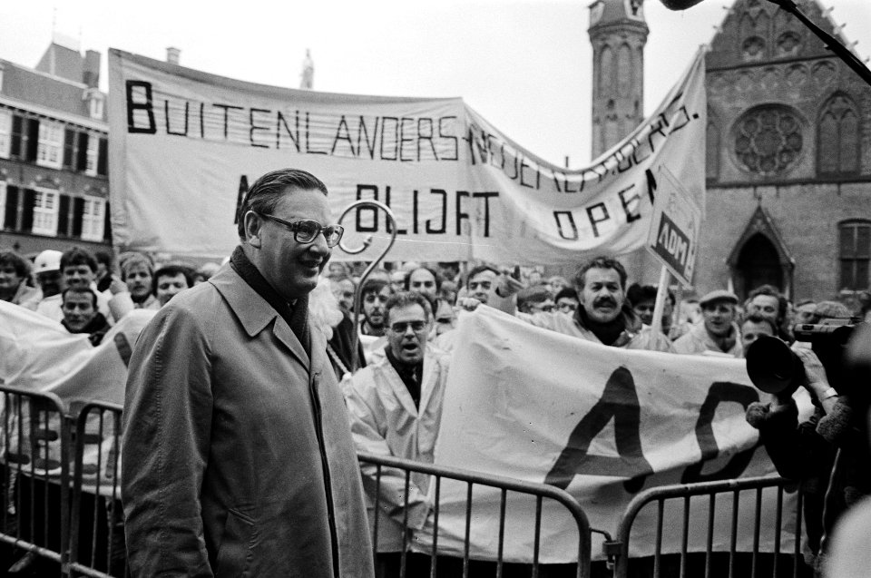 ADM-medewerkers met spandoeken op het Binnenhof Minister van Economische Zaken, Bestanddeelnr 932-4321