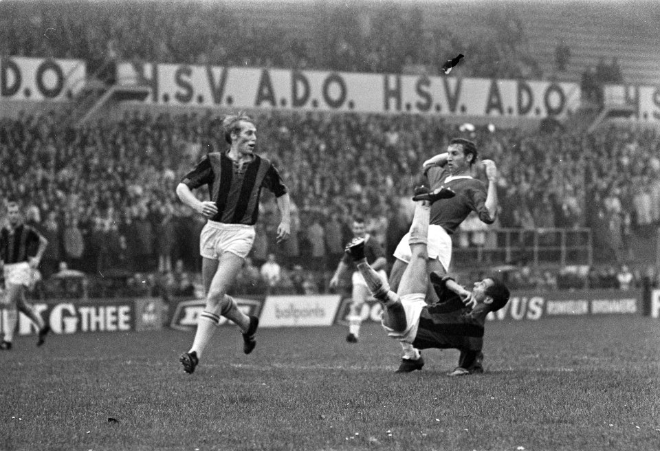 ADO tegen DWS 3-1. Maarse (ADO) is doorgebroken, links Dijkstra, rechts Flinkevl, Bestanddeelnr 920-7645