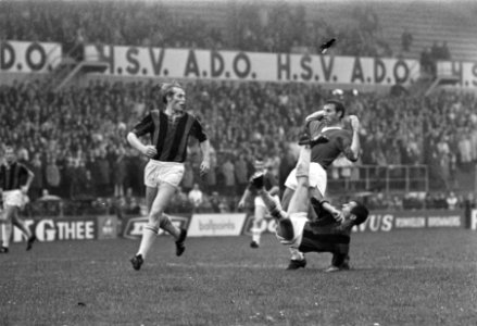ADO tegen DWS 3-1. Maarse (ADO) is doorgebroken, links Dijkstra, rechts Flinkevl, Bestanddeelnr 920-7645