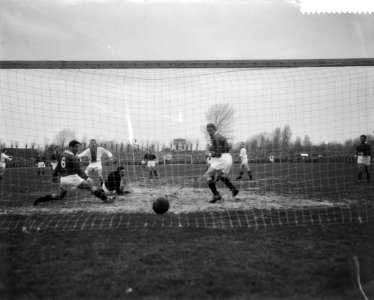 ADO tegen Ajax, vlnr Jansen, Snoeks, Kok, rechts Timmermans, tweede goal gem, Bestanddeelnr 910-0578
