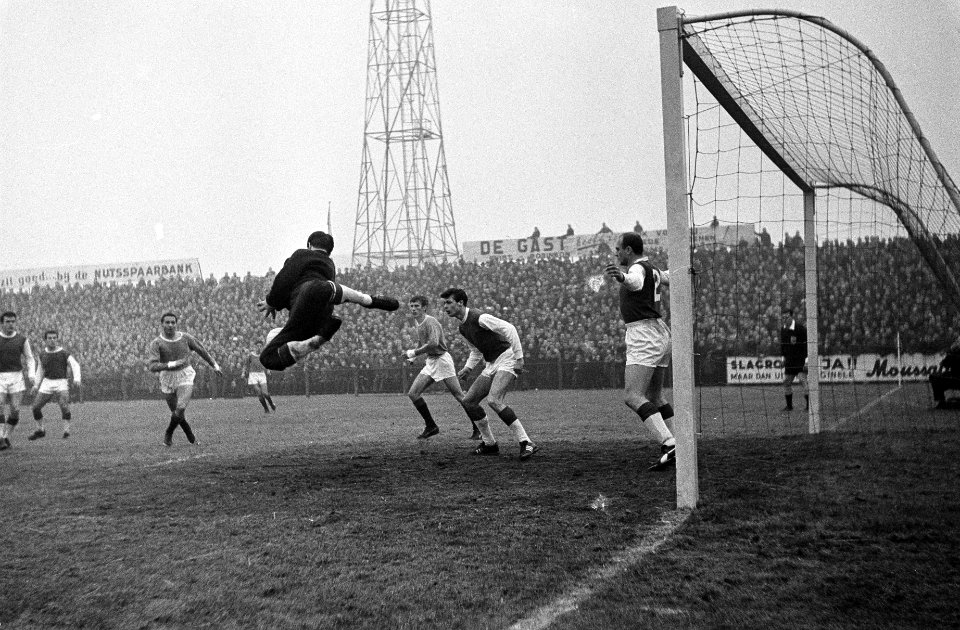 ADO tegen Ajax 1-0, een safe van keeper Hogerman, rechts Van Wijk en Zuurbier, Bestanddeelnr 915-9049