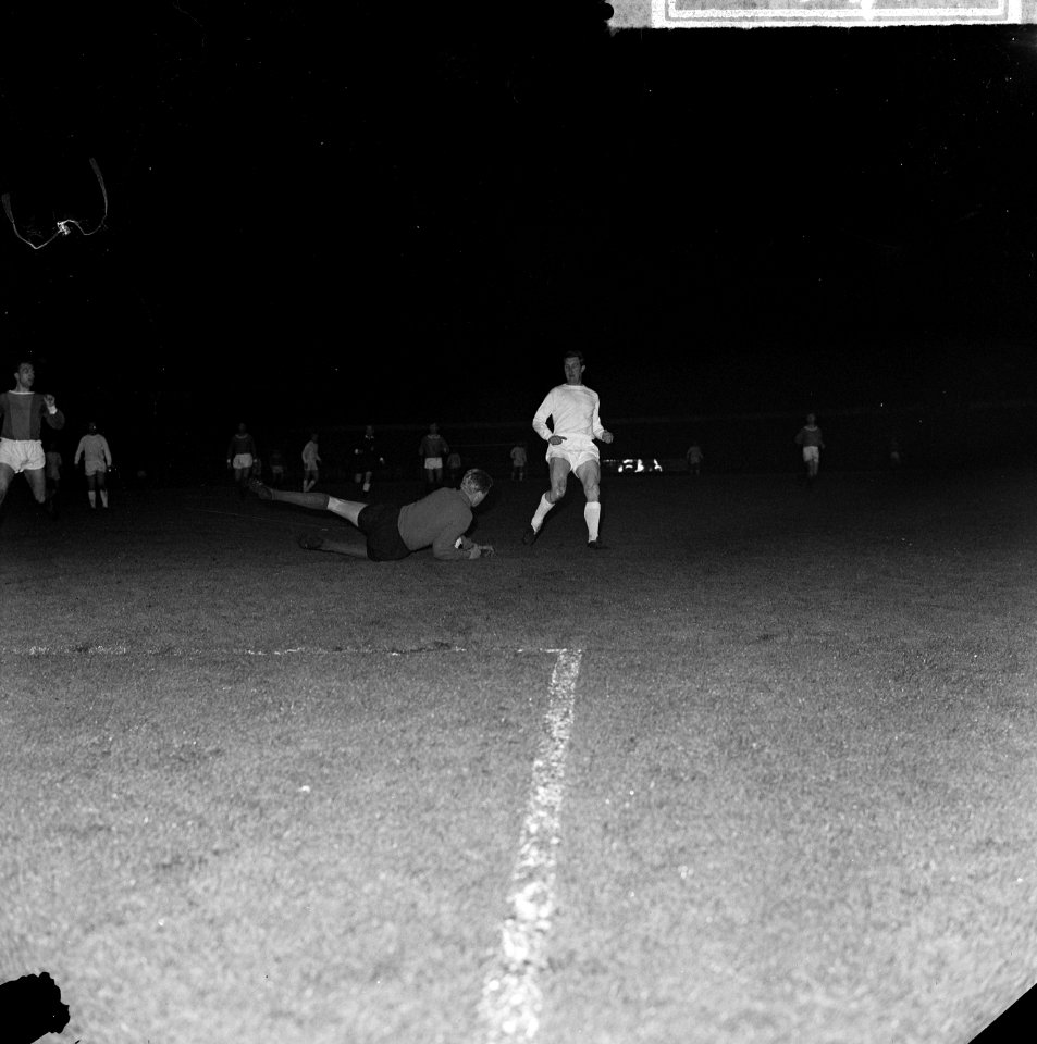 ADO tegen Ajax 1-0 om KNVB-beker te Utrecht, keeper Viane werpt zich op de bal v, Bestanddeelnr 916-3455