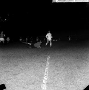 ADO tegen Ajax 1-0 om KNVB-beker te Utrecht, keeper Viane werpt zich op de bal v, Bestanddeelnr 916-3455