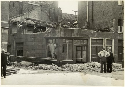 Afbraak van het pand Gedempte Oude Gracht 136-134 hoek de Witstraat, wegens instortingsgevaar. NL-HlmNHA 54010631