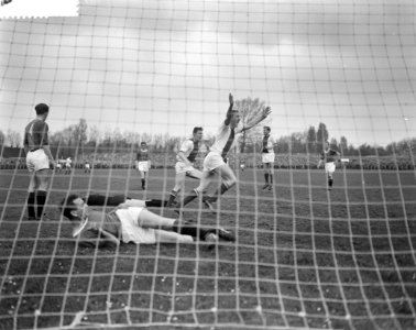ADO tegen Ajax 1-3 2e Doelpunt Ajax Liggend Vianen en van der Meer , Prins C , Bestanddeelnr 912-3539