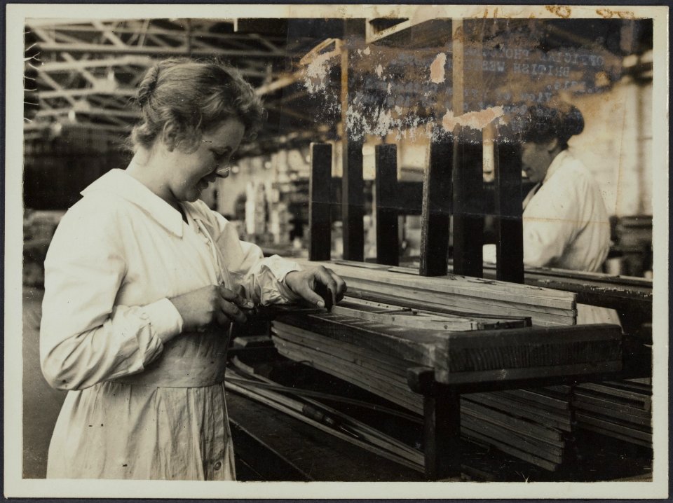 Aeroplane factory near Birmingham. British women aeroplane workers in the Midlan, Bestanddeelnr 158-1640