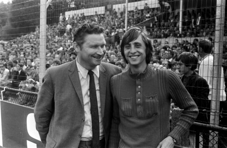 Ado tegen Ajax 1-0 links clubarts Rolink, rechts Cruijff kop, Bestanddeelnr 923-8224