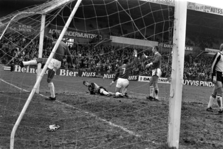 ADO tegen DOS bekervoetbal. Keeper Van Ledden (DOS) heeft bal doorgelaten, Bestanddeelnr 923-3091