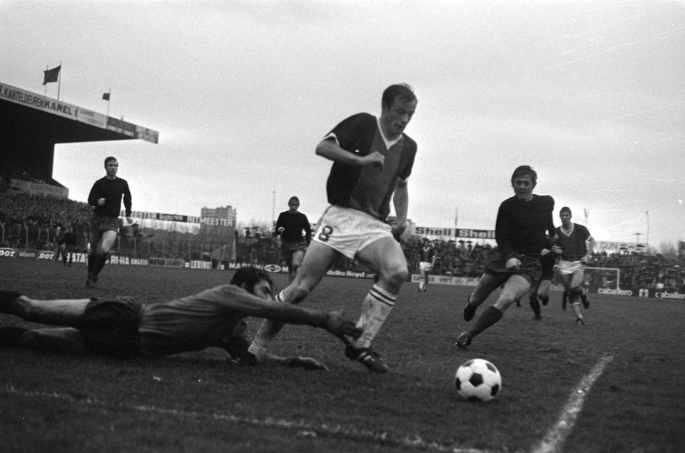 ADO tegen Excelsior 0-0 keeper E. van der Roer tikt bal weg, Bestanddeelnr 924-0718