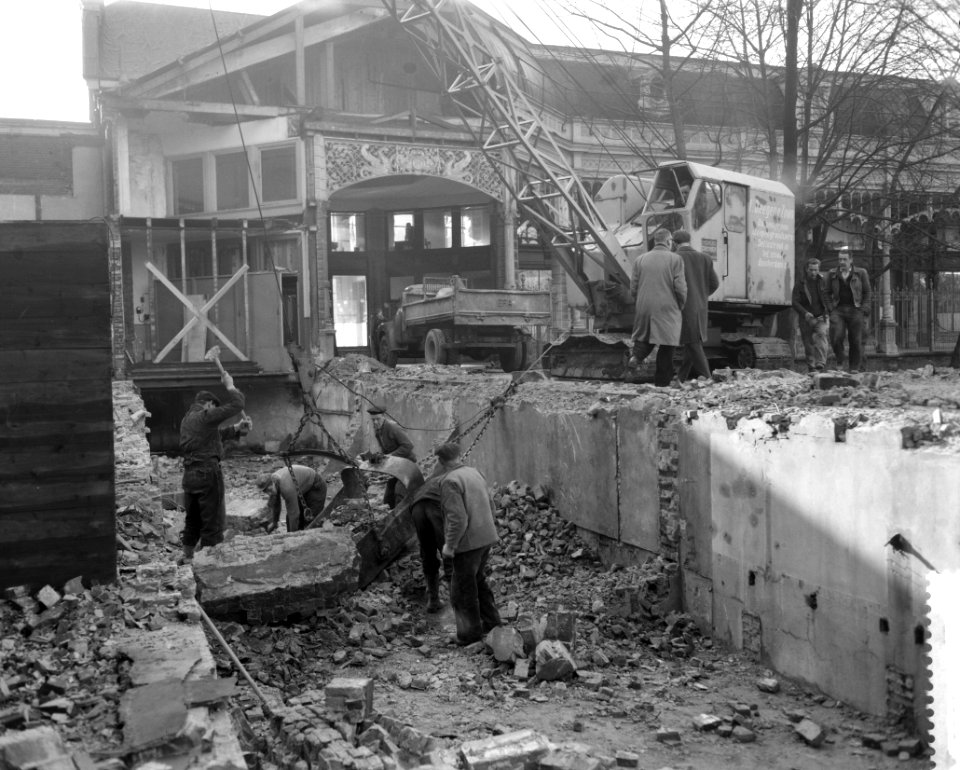 Afbraak van de galerij voor de bouw van het nieuwe kantoor van de Nederlandse Ba, Bestanddeelnr 912-0529