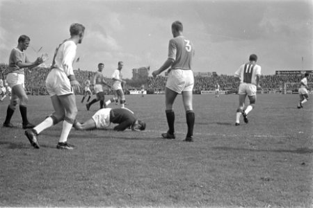 ADO tegen Ajax 2-1, keeper Thie kwam in botsing met Klaas Nuninga, Bestanddeelnr 916-8212