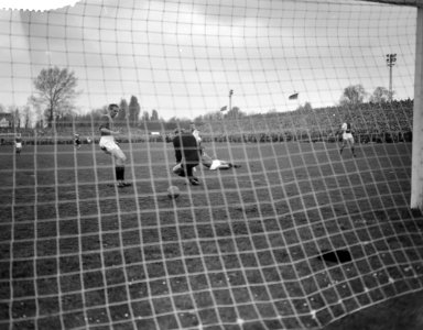 ADO tegen Ajax 1-3. Ko Prins scoort eerste doelpunt. Keeper Van Vianen, Bestanddeelnr 912-3538