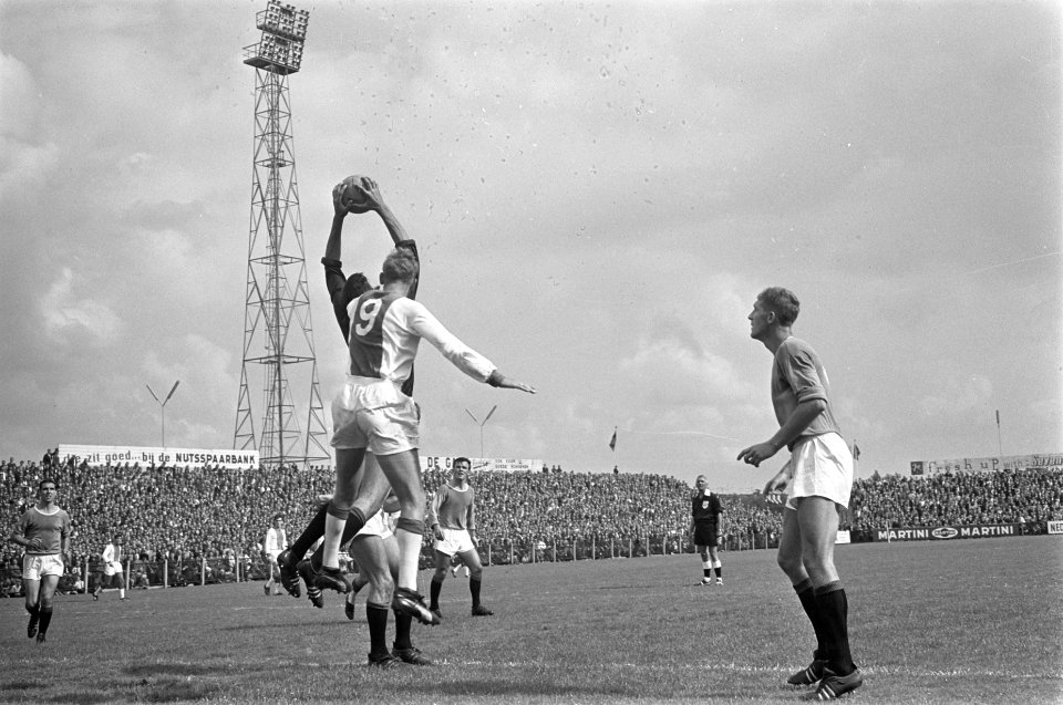 ADO tegen Ajax 2-1, keeper Thie in duel met Klaas Nuninga, Bestanddeelnr 916-8211