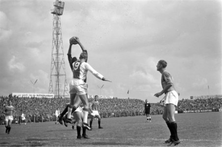 ADO tegen Ajax 2-1, keeper Thie in duel met Klaas Nuninga, Bestanddeelnr 916-8211