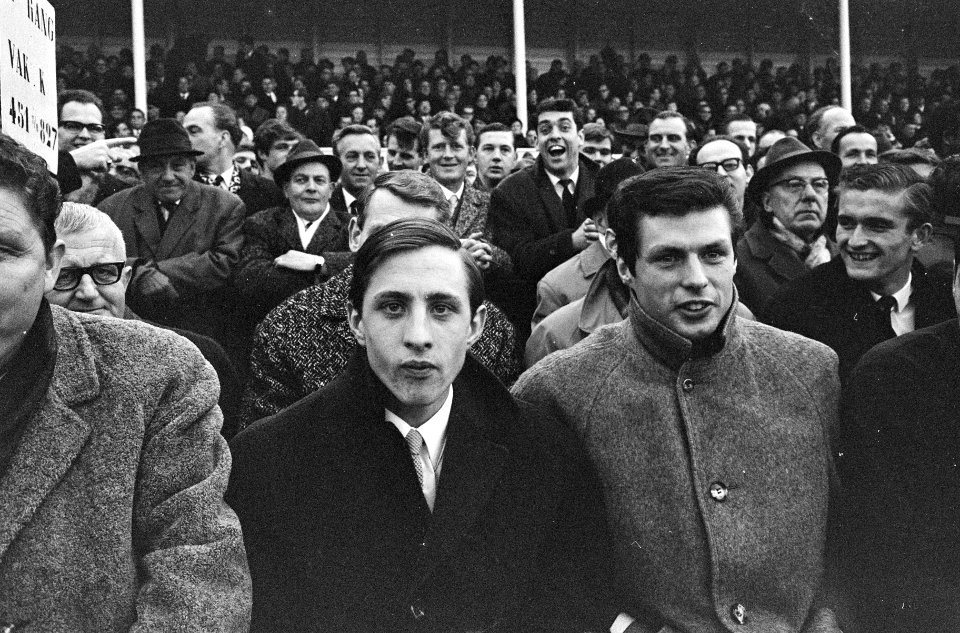 ADO tegen Ajax 2-0, Cruijff (l) en Suurbier op tribune, Bestanddeelnr 919-8700