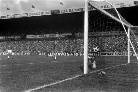 Ado tegen Ajax 1-0 keeper Stuy laat bal door, Bestanddeelnr 923-8225