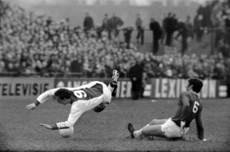 ADO tegen Ajax 1-0. Cruijff in duel met Mansveld, Bestanddeelnr 920-8979