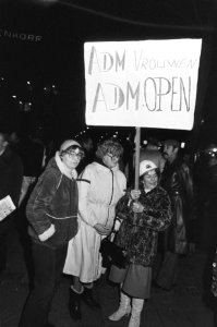 ADM-vrouwen tijdens een demonstratie, Bestanddeelnr 932-4686