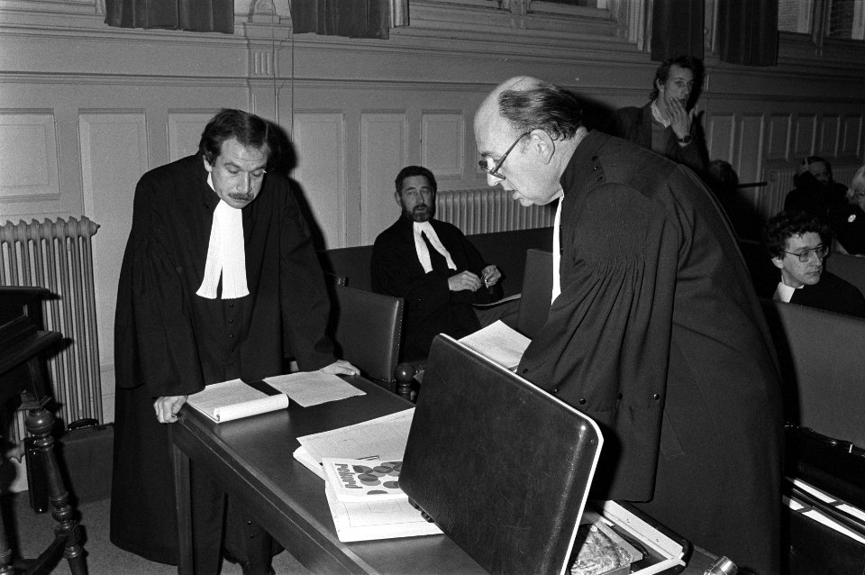 Advocaat (van de voormalige Uniser-directeur B.G.) mr. R. Stokman (links) en adv, Bestanddeelnr 931-8294