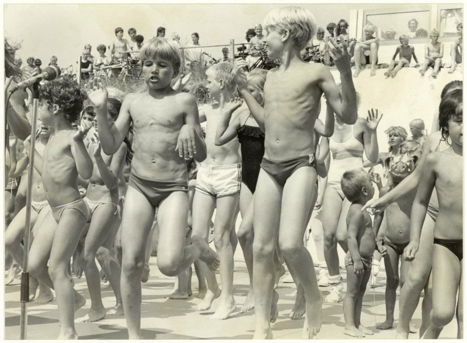 Aerobic dansen voor de jeugd op het strand. NL-HlmNHA 54005665