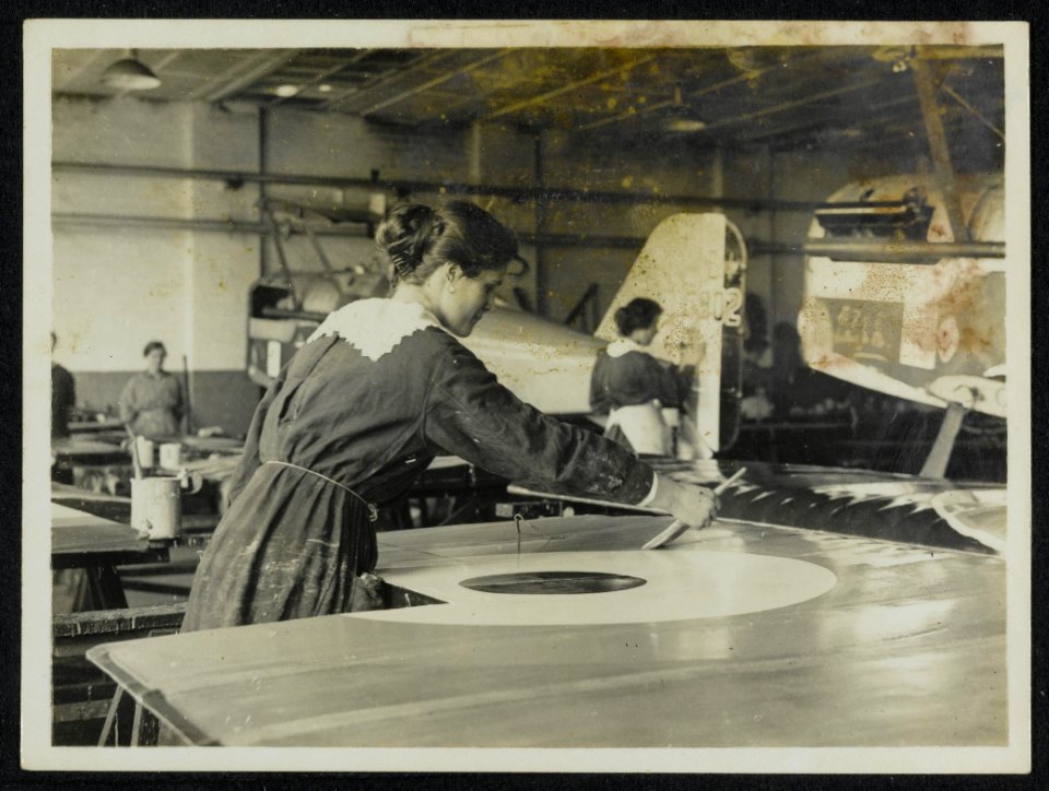Aeroplane factory near Birmingham. British women aeroplane workers in the Midlan, Bestanddeelnr 158-1373