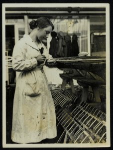 Aeroplane factory near Birmingham. British women aeroplane workers in the Midlan, Bestanddeelnr 158-0059