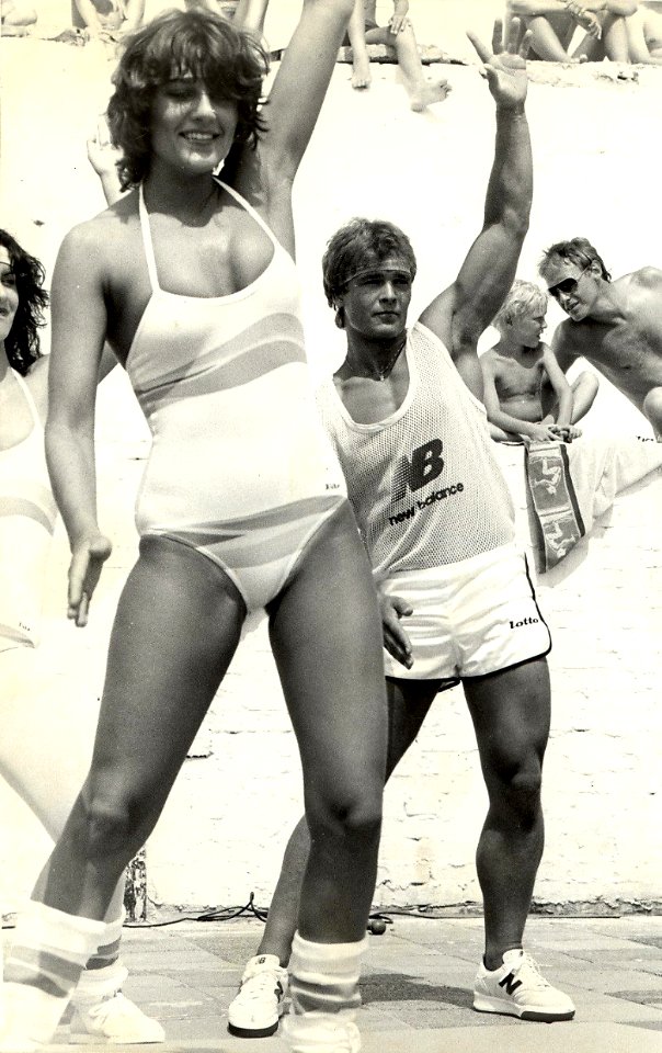 Aerobic dansen, door de jeugd op het strand van Zandvoort. Geschonken in 1986 door United Photos de Boer. Identificatienummer 54-005739