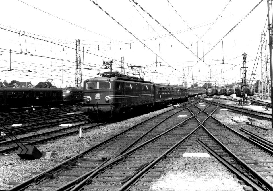 Afbeelding van de electrische locomotief nr 1306 serie 1300 van de NS met rijtuigen plan E te Utrecht
