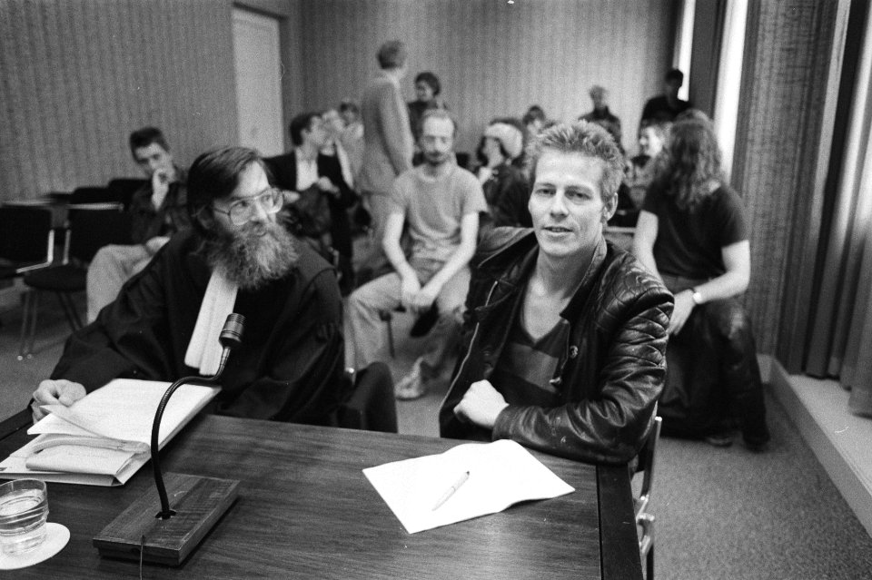 Advocaat Jan Donk (l) en kraker Paul Eijpe, Bestanddeelnr 932-7099