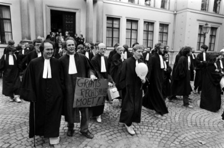 Advocaten verlaten het gerechtsgebouw om zich in toga bij de demonstratie te voe, Bestanddeelnr 932-6916