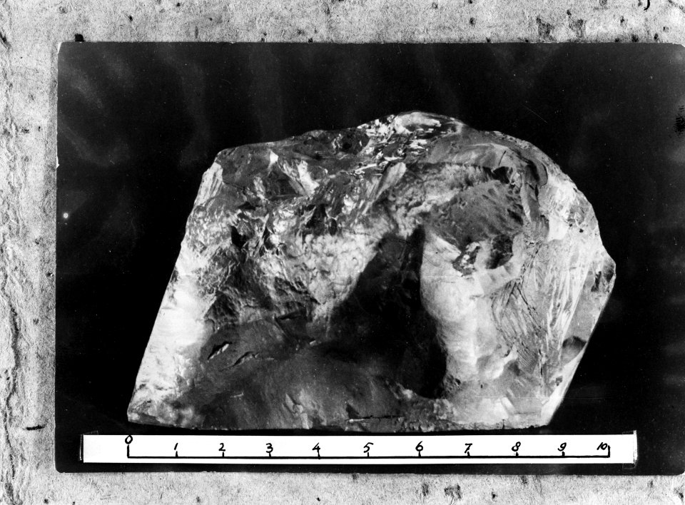 Afbeelding van een grote ruwe diamant bij Van Moppes in Amsterdam, Bestanddeelnr 252-0336