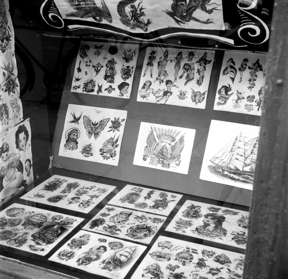 Afbeeldingen van tatoeages in de etalage van de winkel van tato Jack, Bestanddeelnr 252-9232