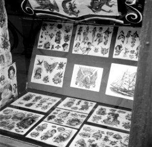 Afbeeldingen van tatoeages in de etalage van de winkel van tato Jack, Bestanddeelnr 252-9232