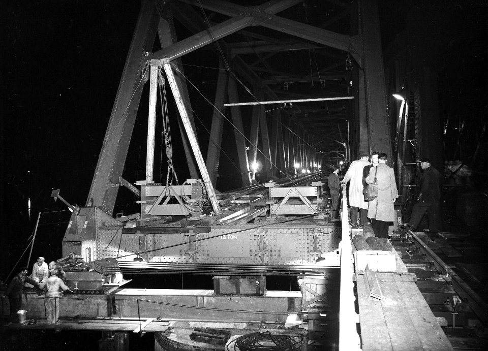 Afbeelding van de herstelwerkzaamheden aan de spoorbrug over de Oude Maas te Dordrecht bij nacht