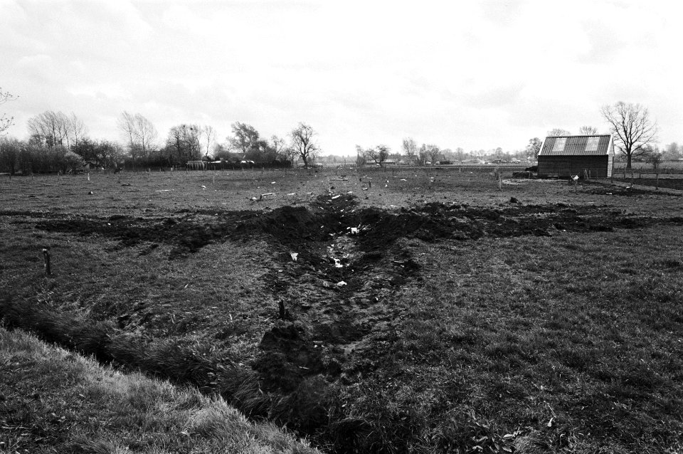 Afdruk van een vliegtuig in een weiland, Bestanddeelnr 932-5731