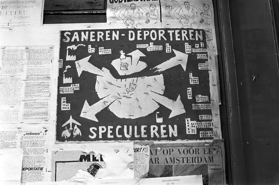 Afbraak in Nieuwmarktbuurt in Amsterdam voor metro, protestbord tegen afbraak, Bestanddeelnr 925-9604