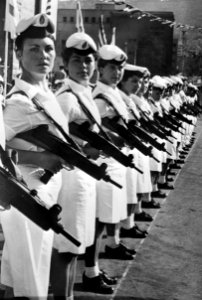 Afdeling Israelische vrouwelijke mariniers met automatische vuurwapens opgesteld, Bestanddeelnr 255-4943
