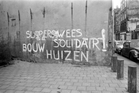 Afbraak in Nieuwmarktbuurt in Amsterdam voor metro, tekst op muur Slopers wees s, Bestanddeelnr 925-9603